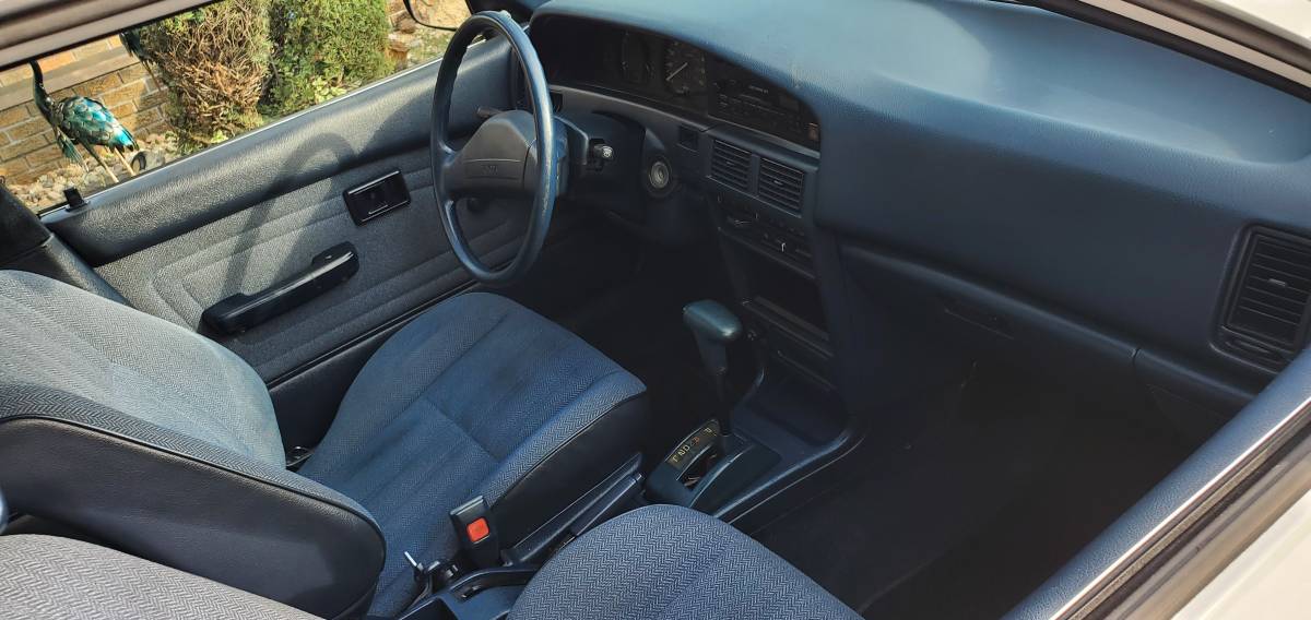 Toyota-corolla-4dr-sedan-1990-white-6