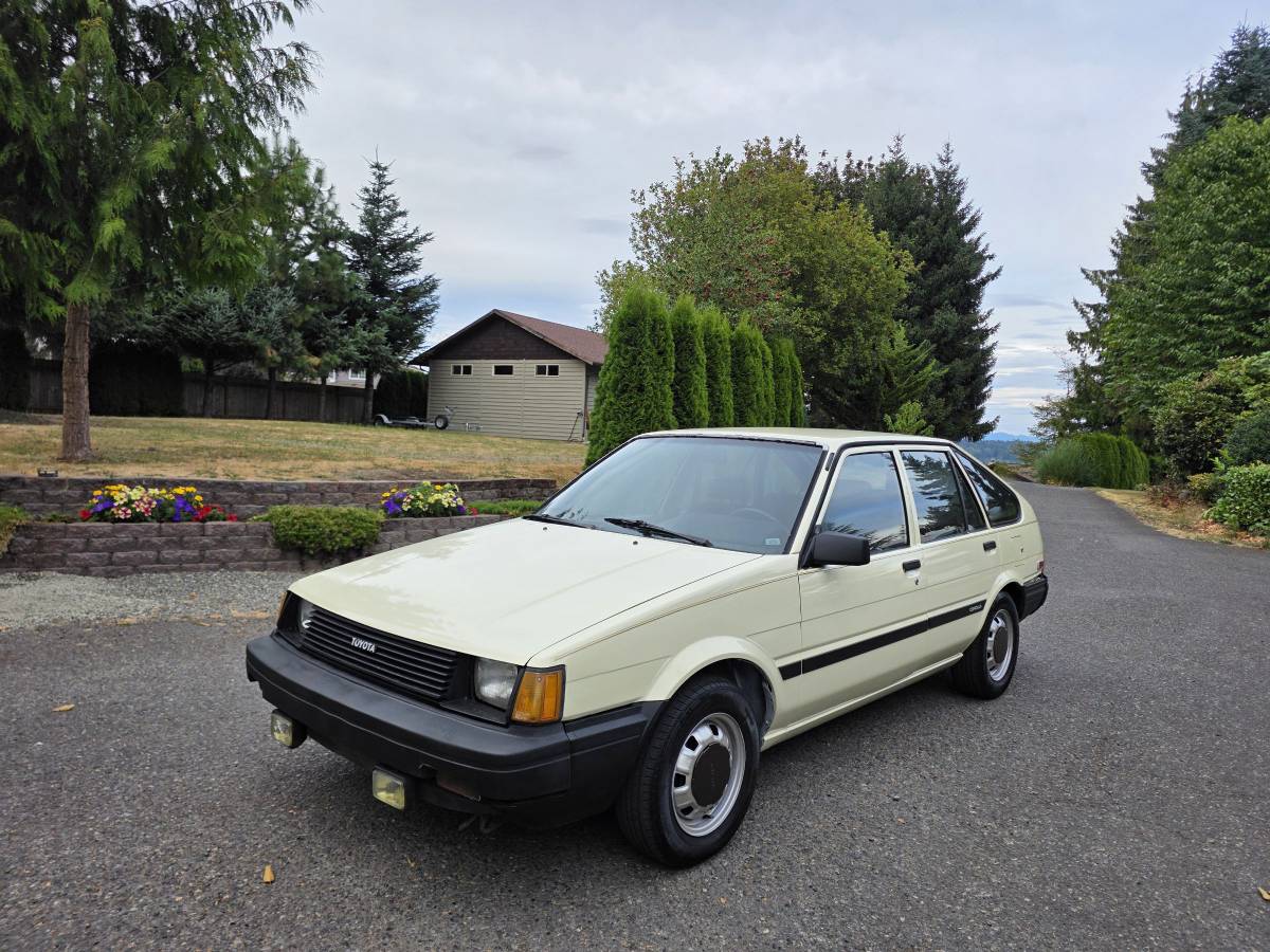 Toyota-corolla-deluxe-diesel-1985-yellow-1
