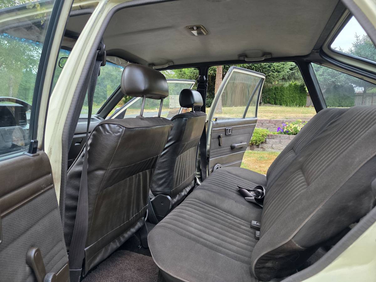 Toyota-corolla-deluxe-diesel-1985-yellow-10