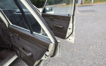 Toyota-corolla-deluxe-diesel-1985-yellow-13