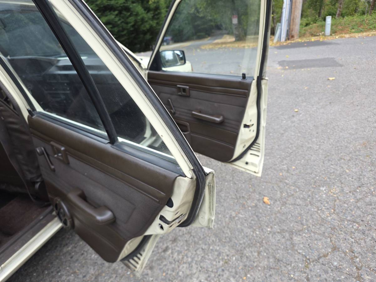 Toyota-corolla-deluxe-diesel-1985-yellow-13