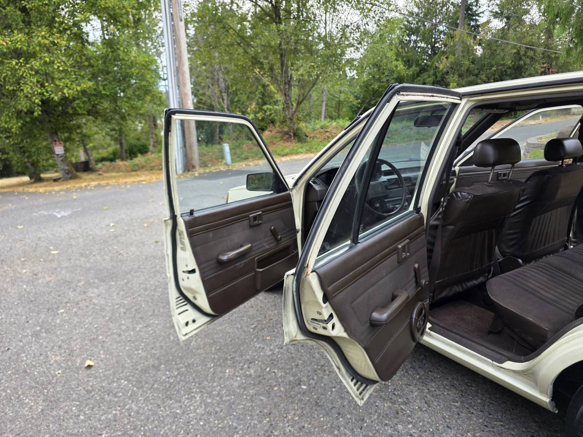 Toyota-corolla-deluxe-diesel-1985-yellow-14