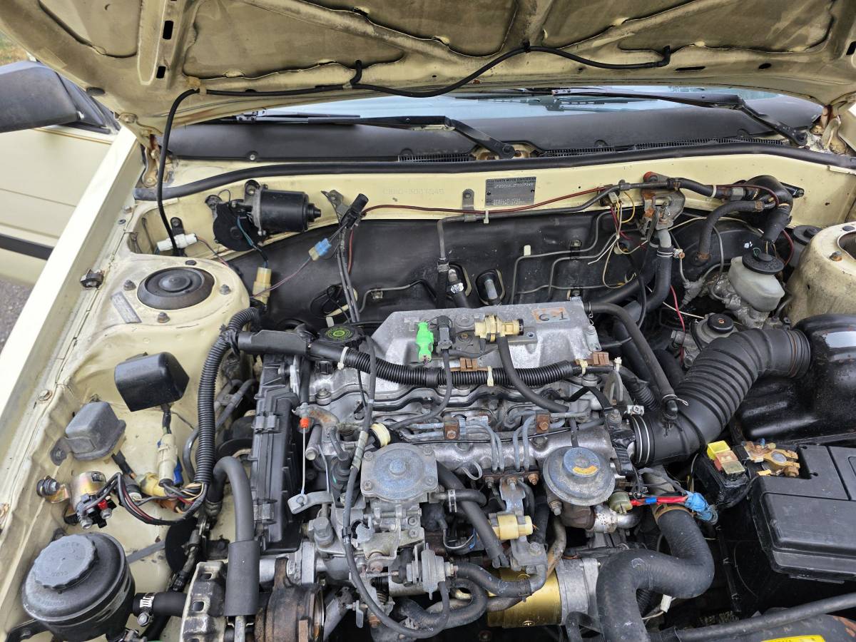 Toyota-corolla-deluxe-diesel-1985-yellow-15