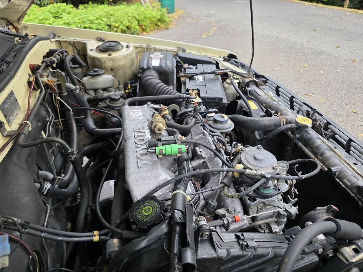 Toyota-corolla-deluxe-diesel-1985-yellow-17