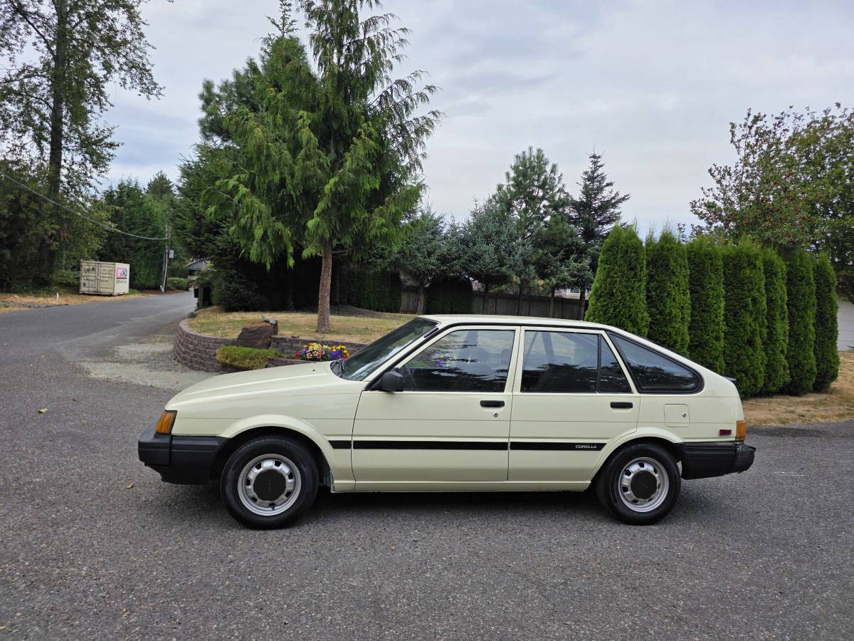 Toyota-corolla-deluxe-diesel-1985-yellow-2
