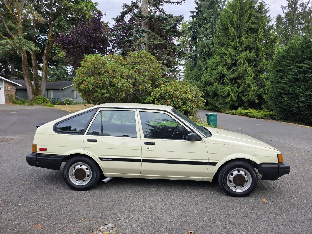 Toyota-corolla-deluxe-diesel-1985-yellow-5