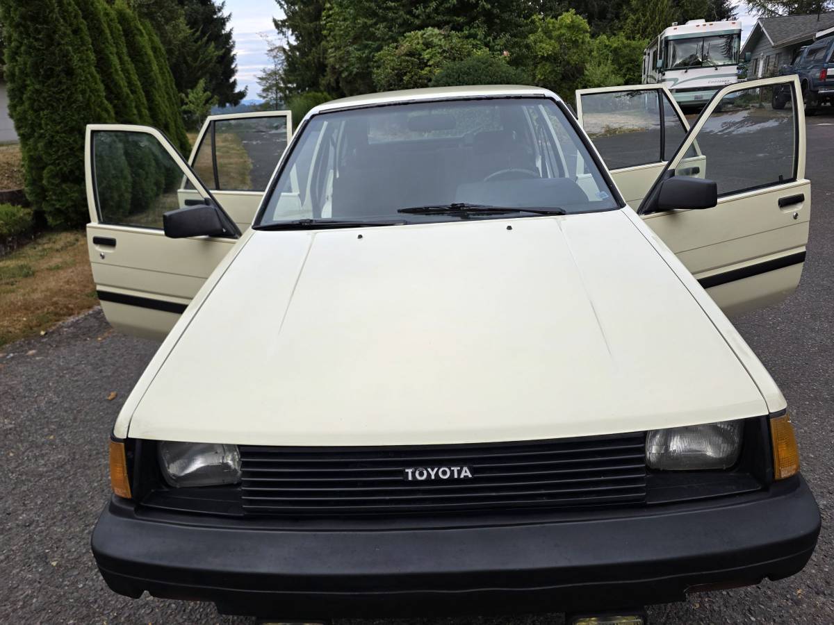 Toyota-corolla-deluxe-diesel-1985-yellow-6