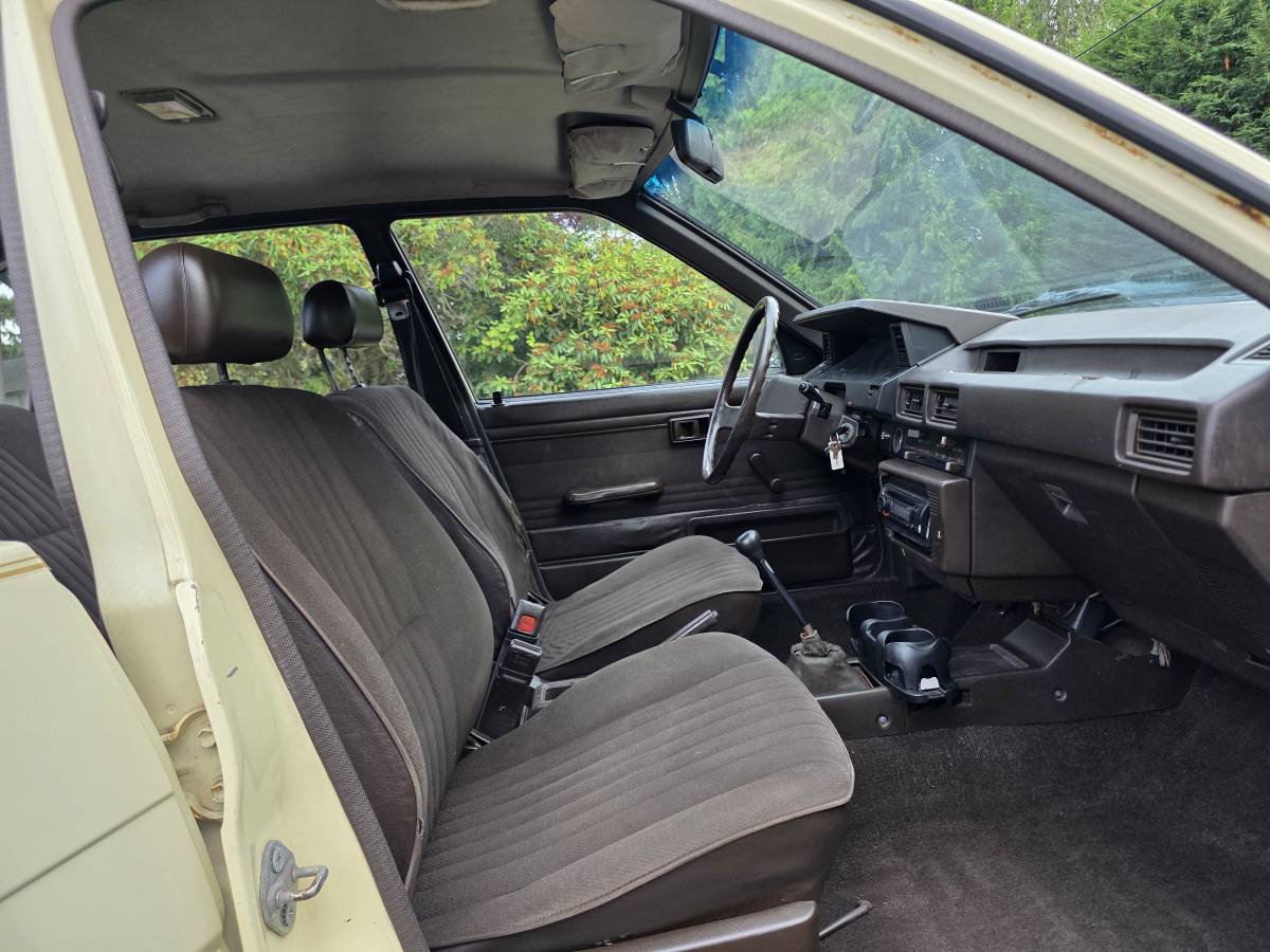 Toyota-corolla-deluxe-diesel-1985-yellow-9