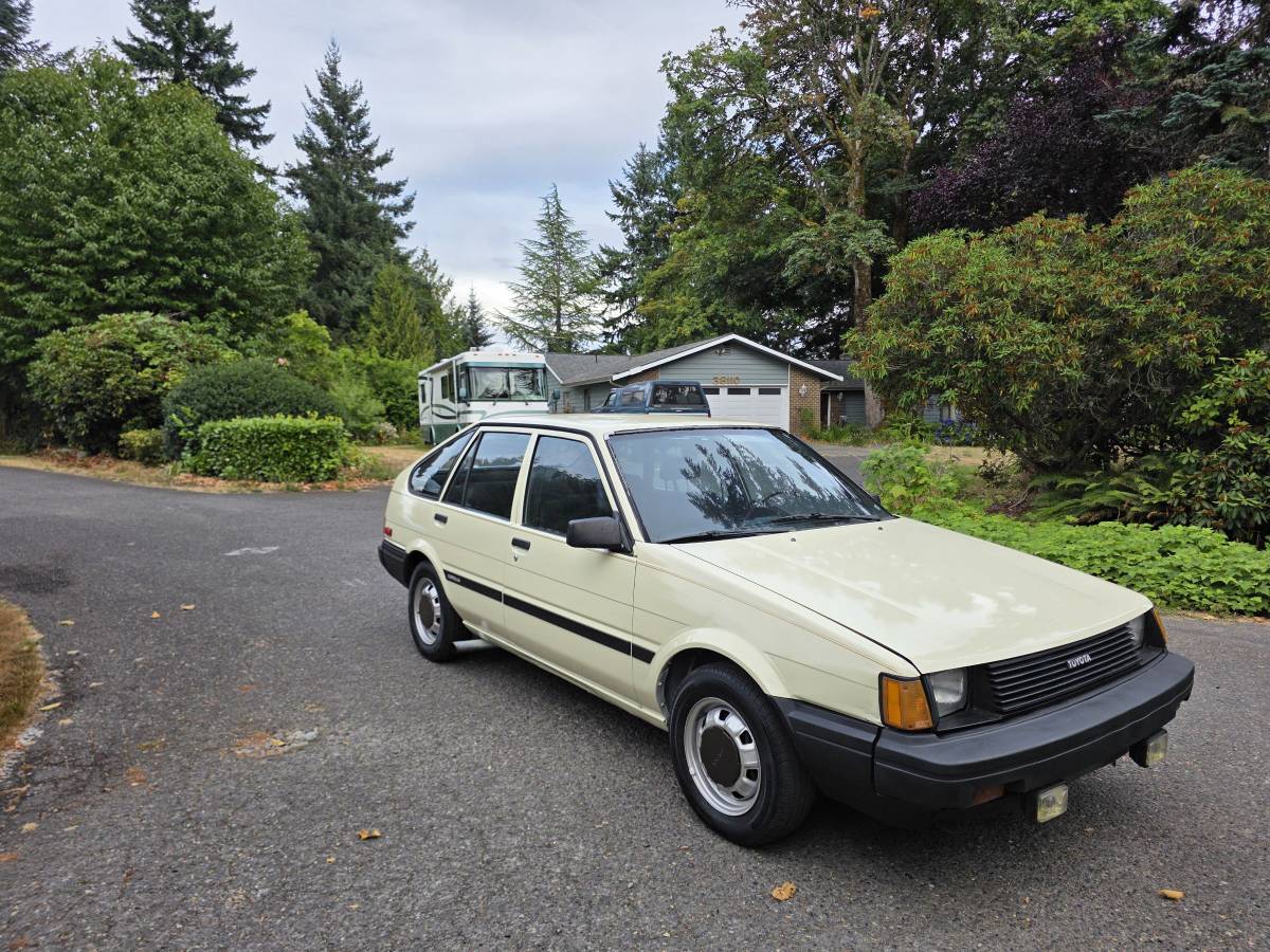 Toyota-corolla-deluxe-diesel-1985-yellow
