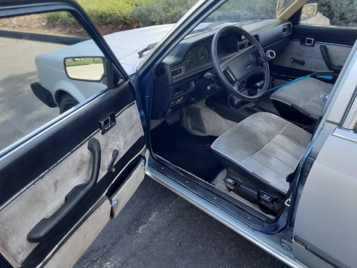 Toyota-corona-luxury-edition-1982-blue-10