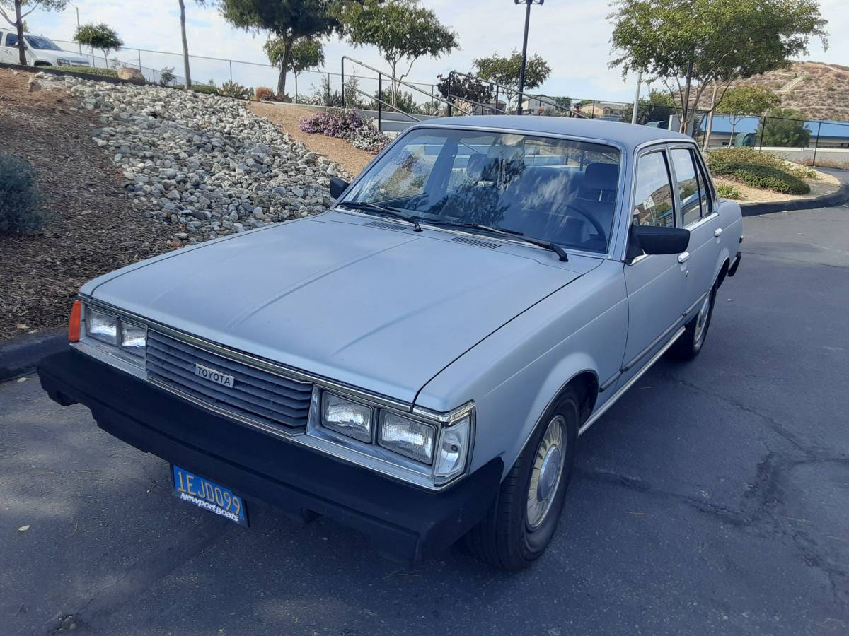 Toyota-corona-luxury-edition-1982-blue-2