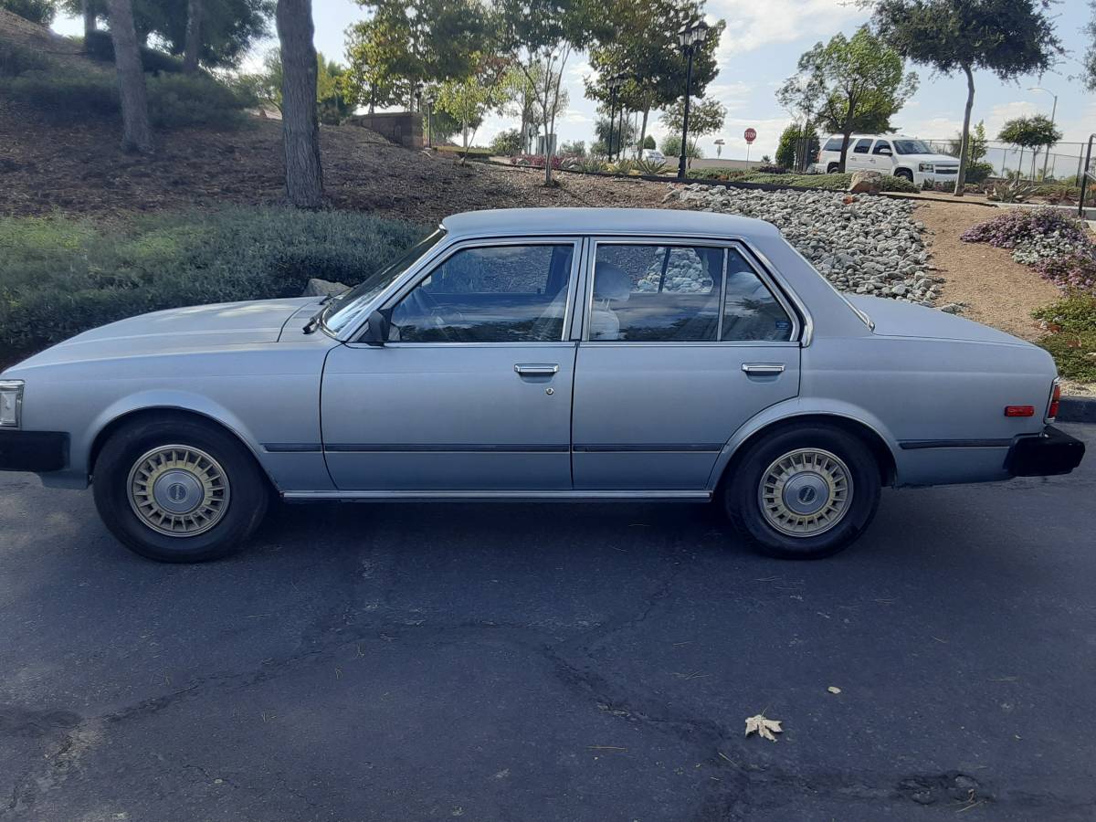 Toyota-corona-luxury-edition-1982-blue-3