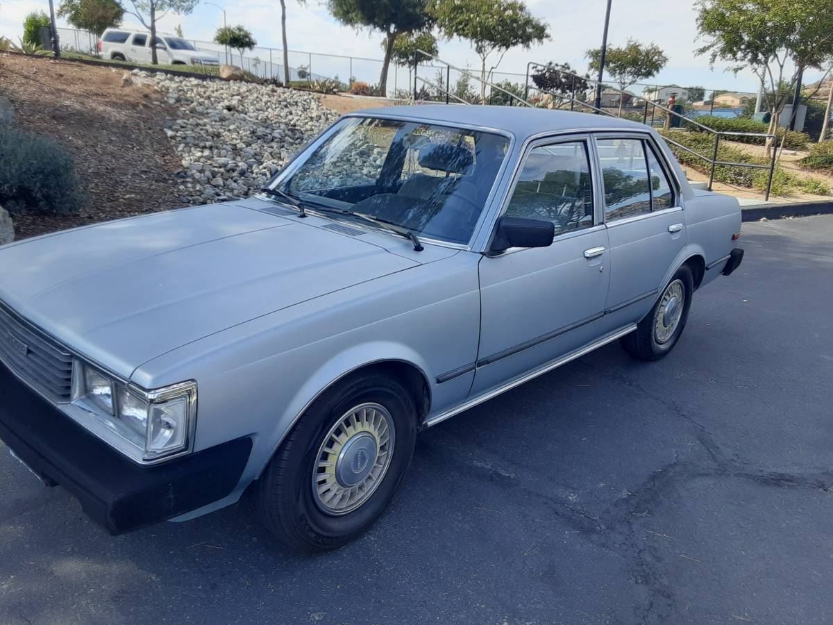 Toyota-corona-luxury-edition-1982-blue-4