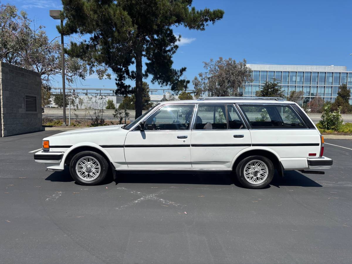 Toyota-cressida-wagon-1987-white-2