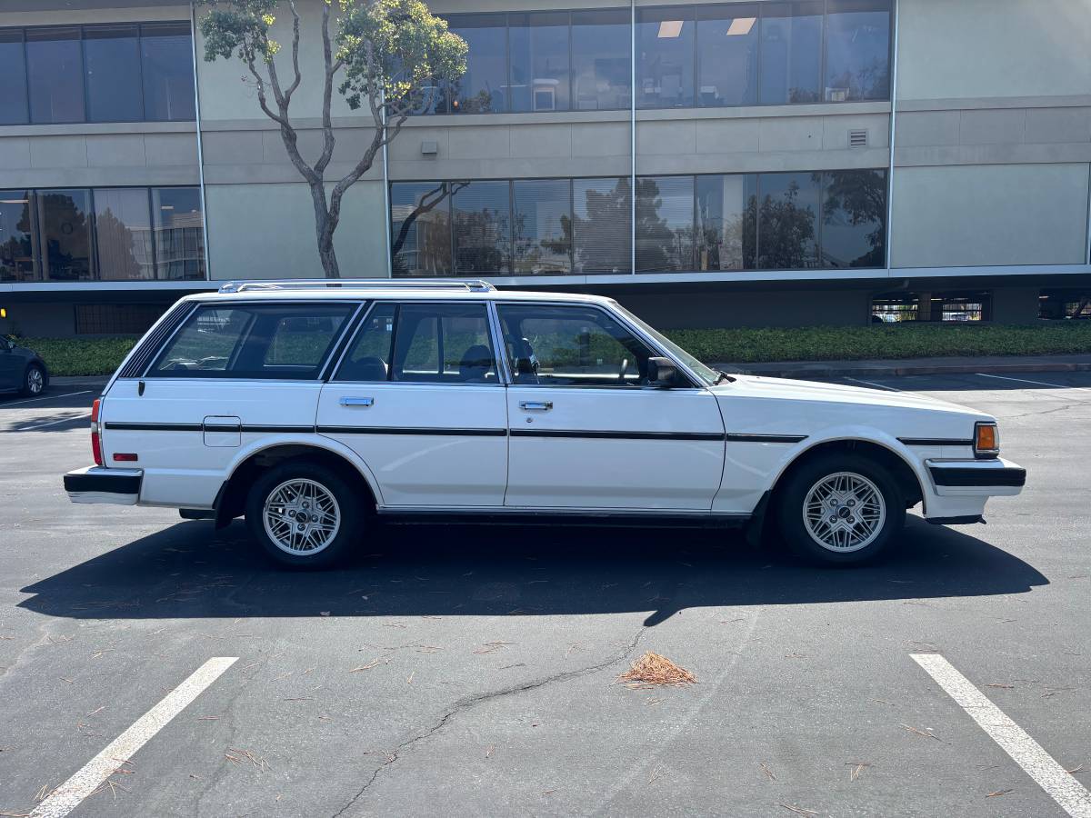 Toyota-cressida-wagon-1987-white-3