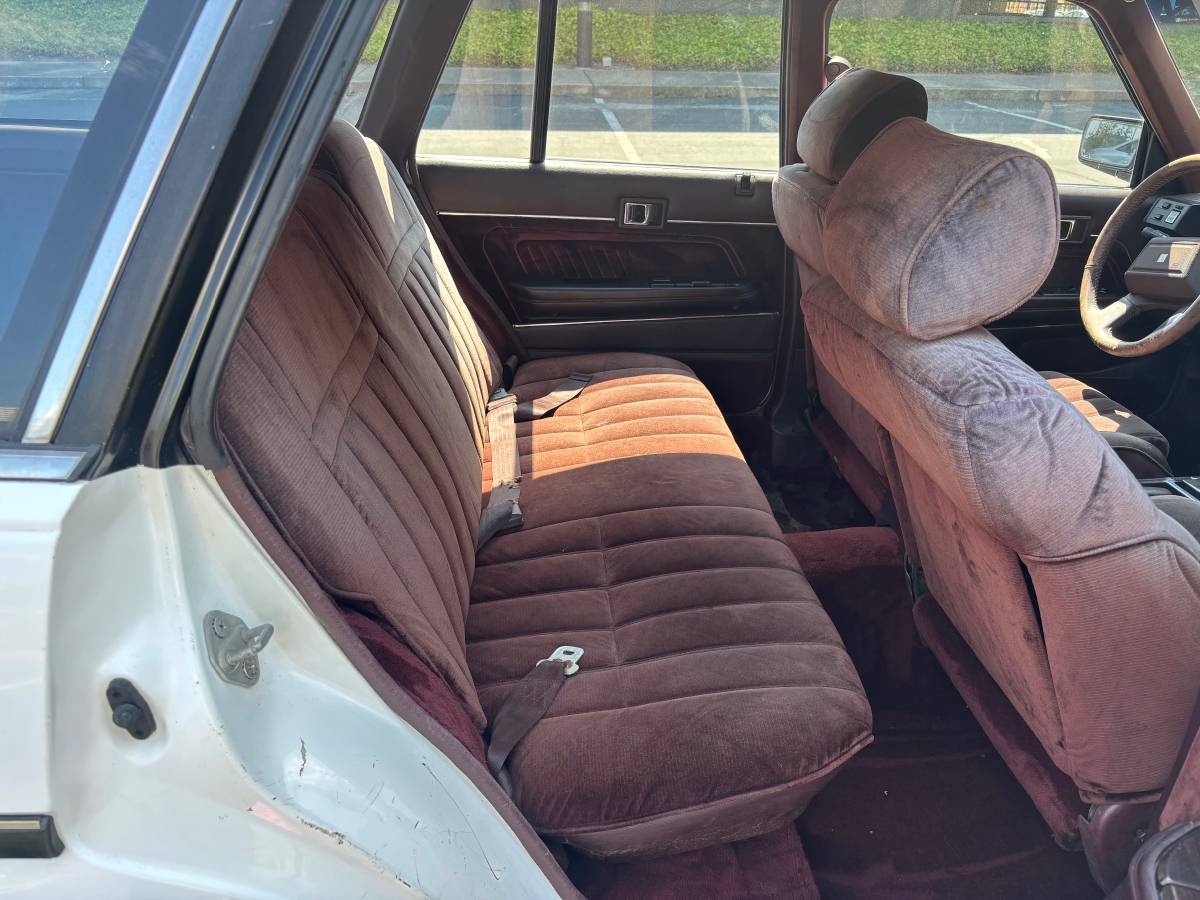 Toyota-cressida-wagon-1987-white-8