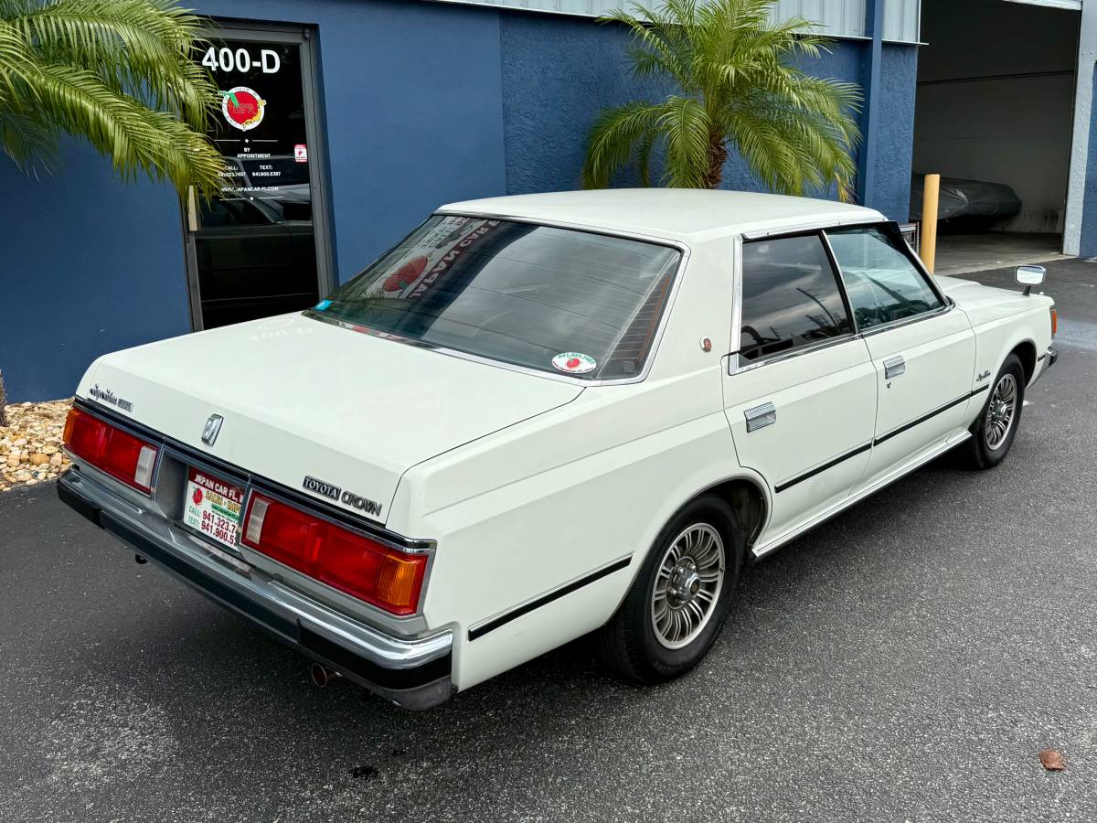 Toyota-crown-diesel-1982-white-1
