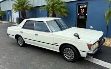 Toyota-crown-diesel-1982-white-10