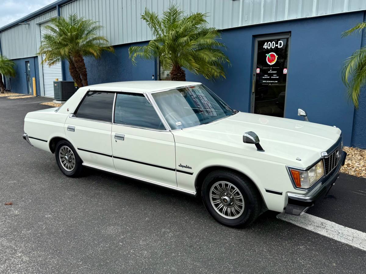 Toyota-crown-diesel-1982-white-10