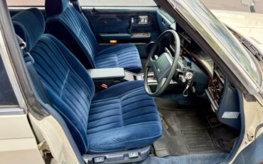 Toyota-crown-diesel-1982-white-13