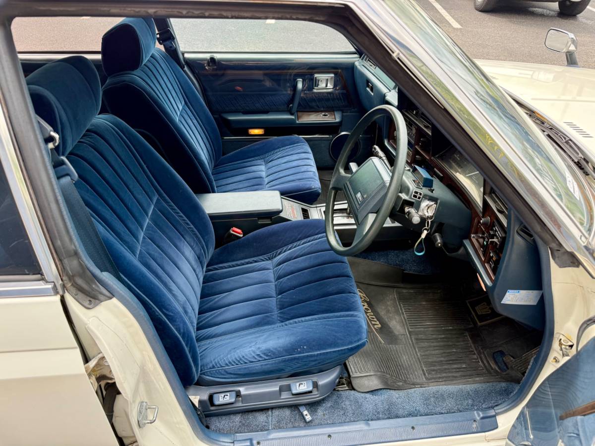 Toyota-crown-diesel-1982-white-13