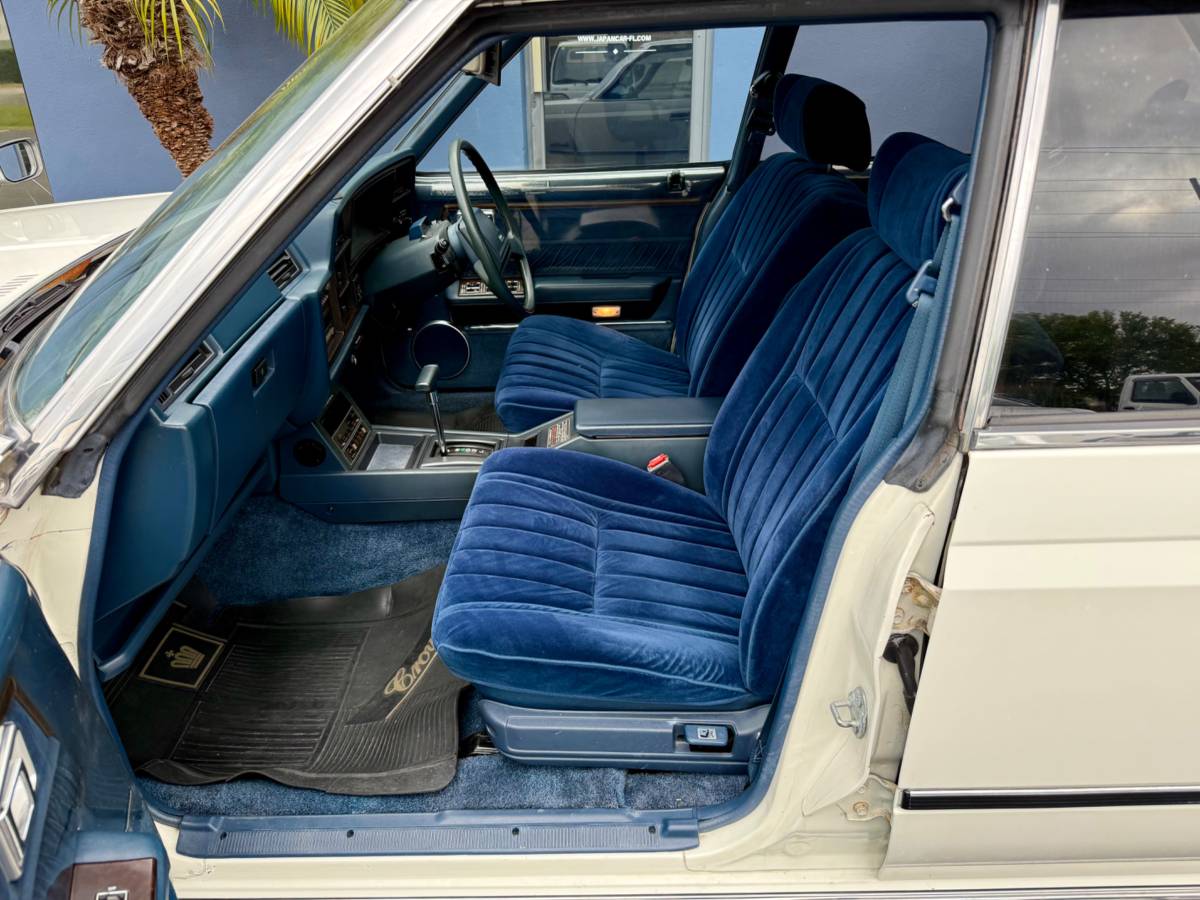 Toyota-crown-diesel-1982-white-14