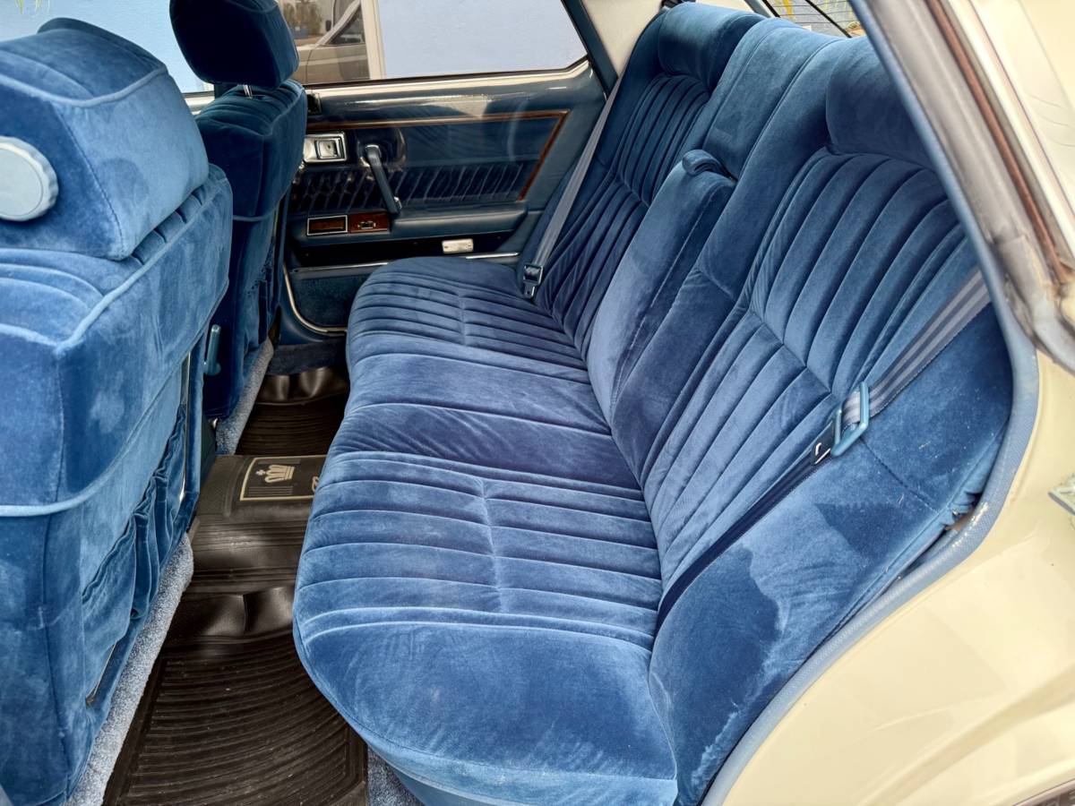 Toyota-crown-diesel-1982-white-15
