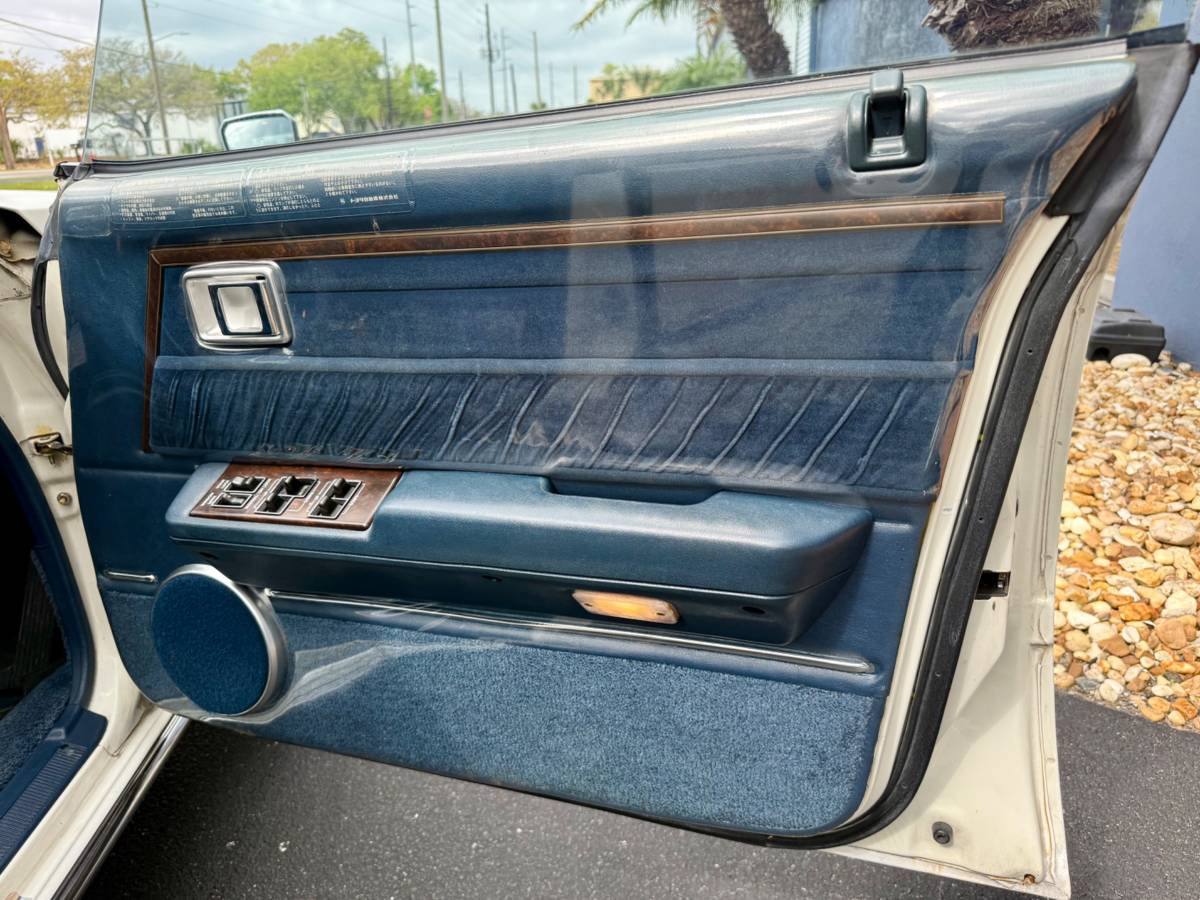 Toyota-crown-diesel-1982-white-16