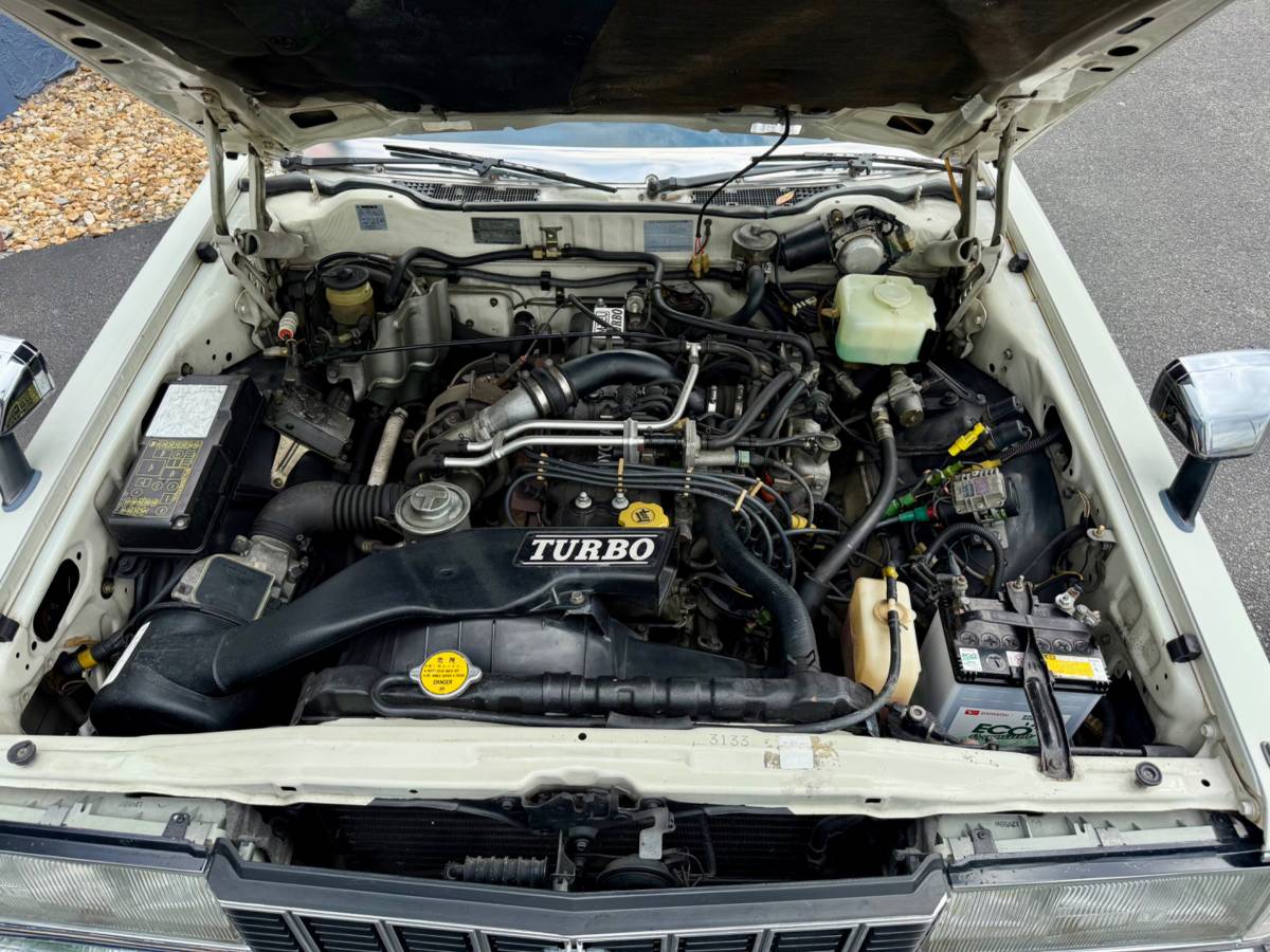 Toyota-crown-diesel-1982-white-17