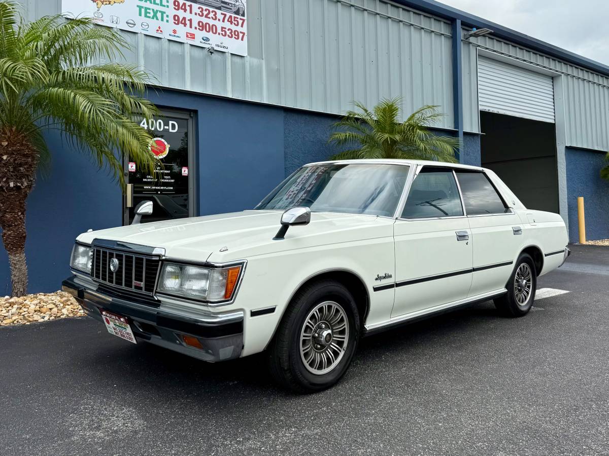 Toyota-crown-diesel-1982-white-18