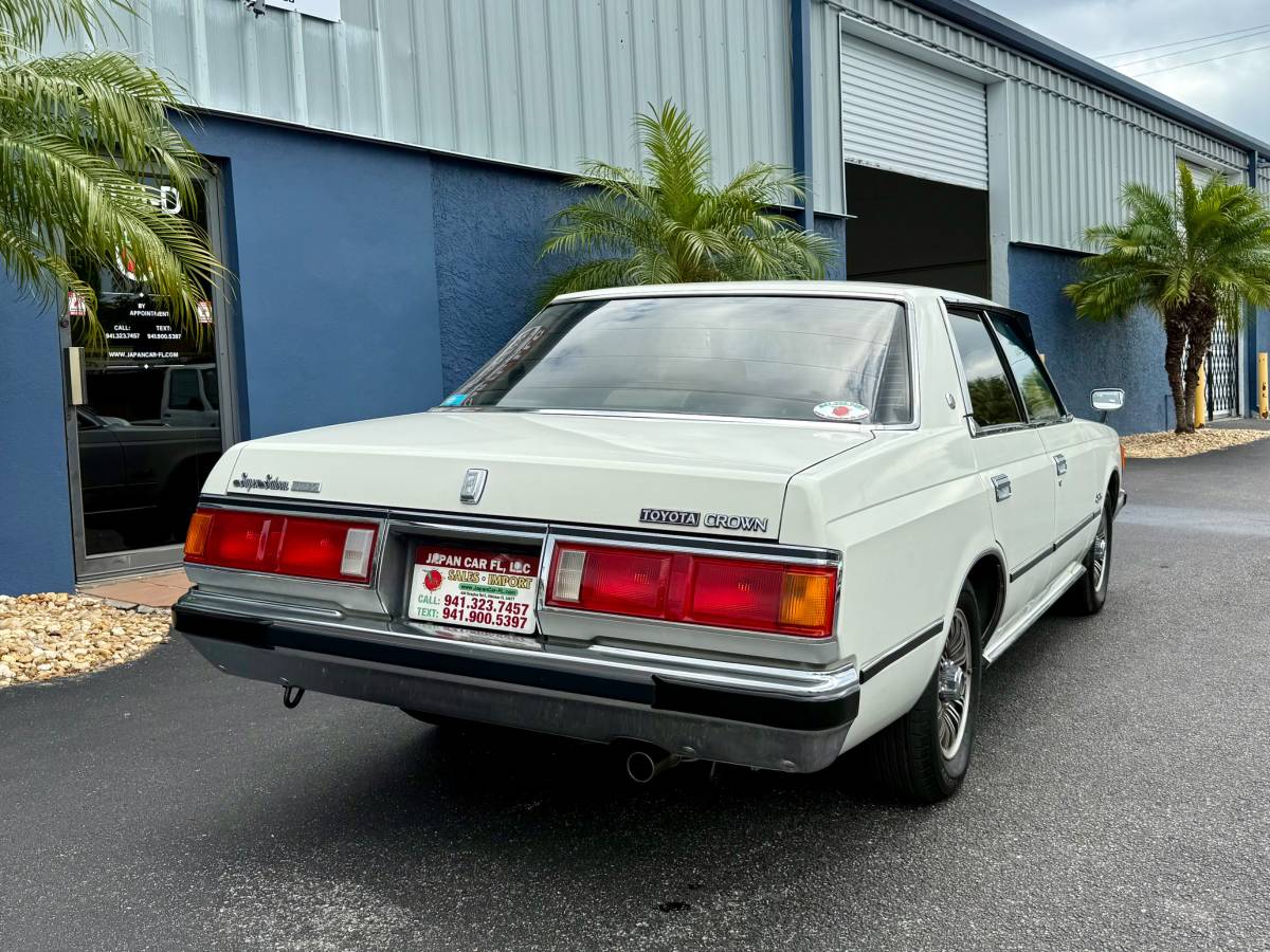 Toyota-crown-diesel-1982-white-19