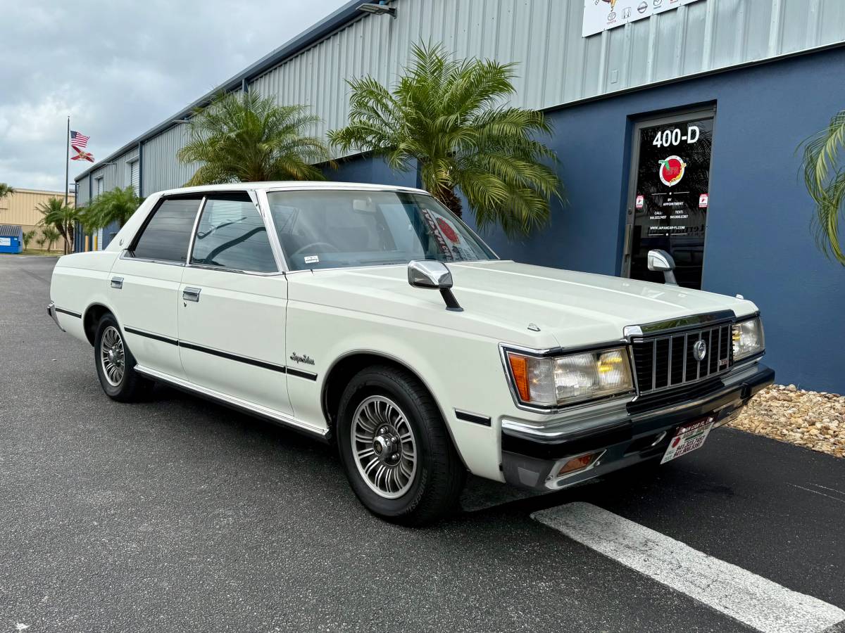 Toyota-crown-diesel-1982-white-2