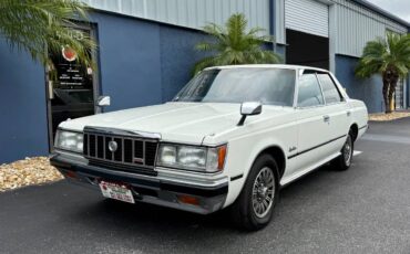 Toyota-crown-diesel-1982-white-3
