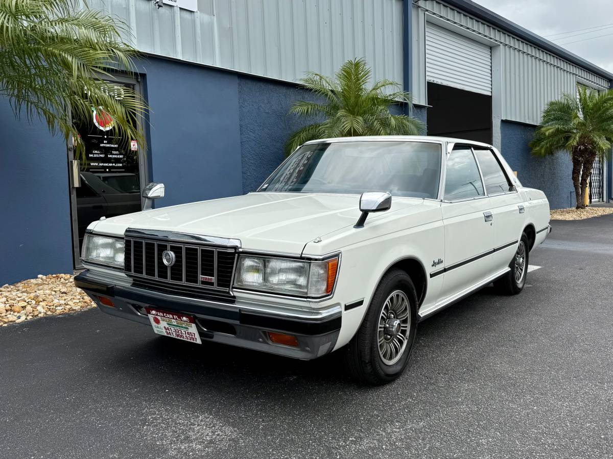 Toyota-crown-diesel-1982-white-3