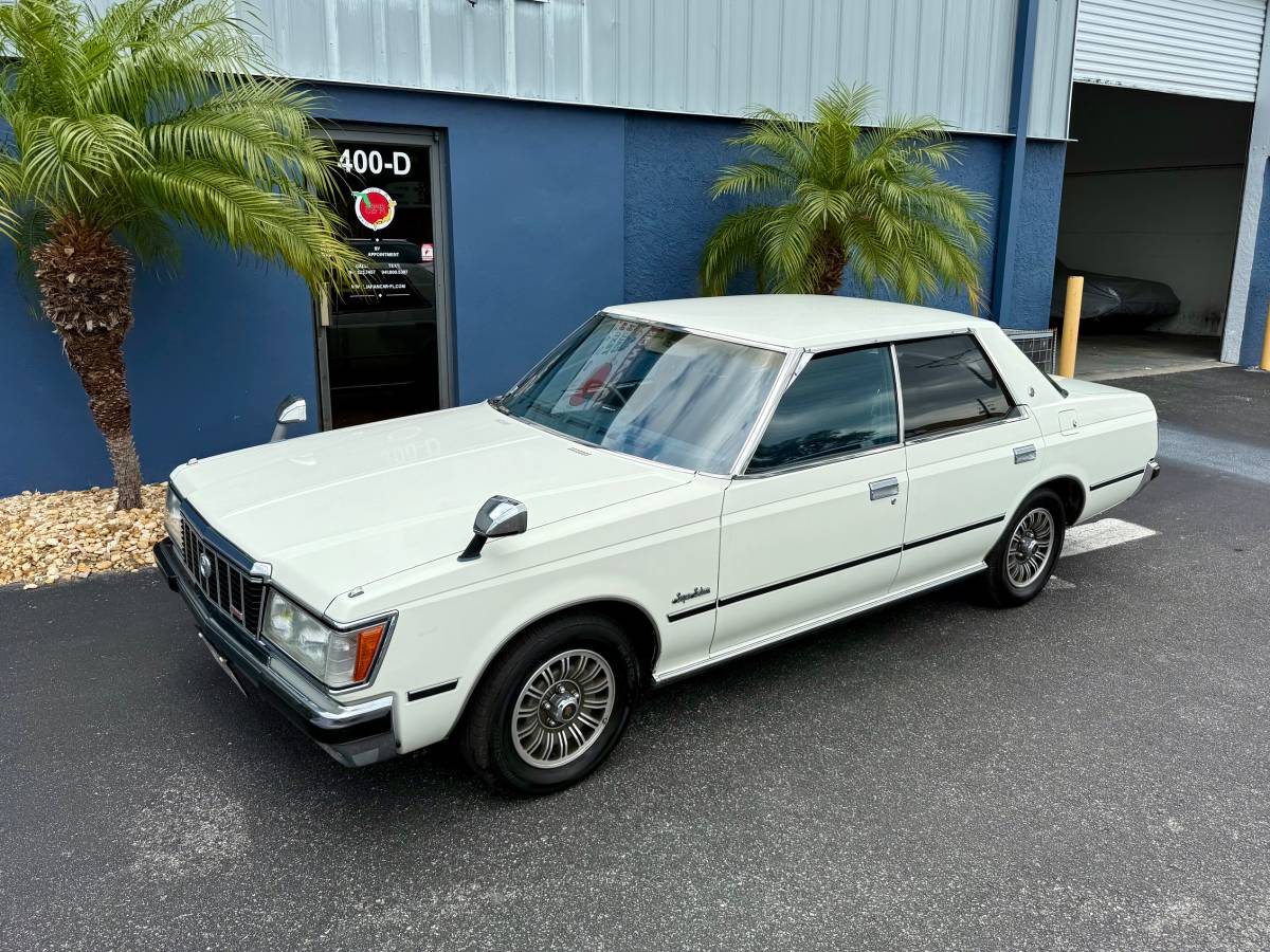 Toyota-crown-diesel-1982-white-4