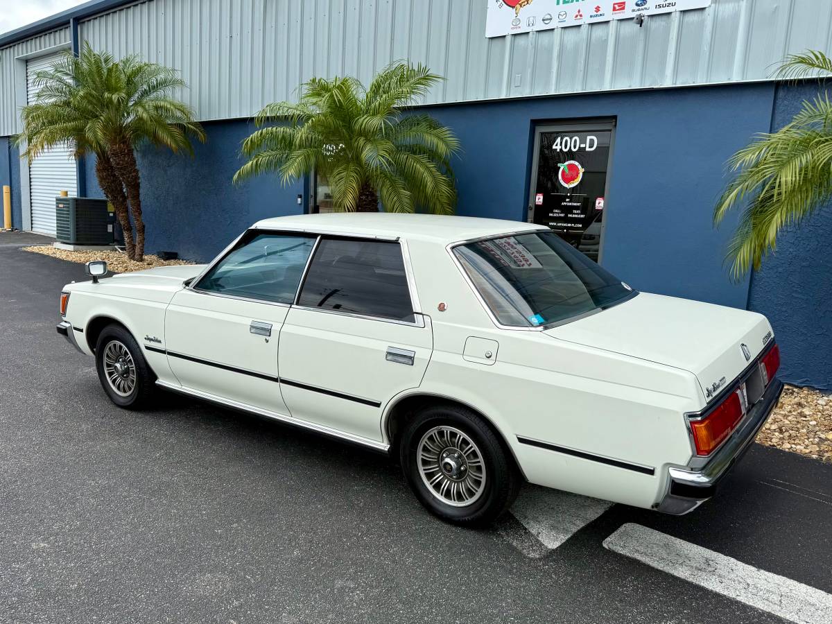 Toyota-crown-diesel-1982-white-6