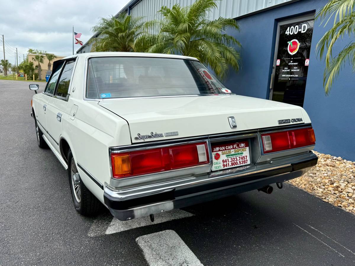 Toyota-crown-diesel-1982-white-8