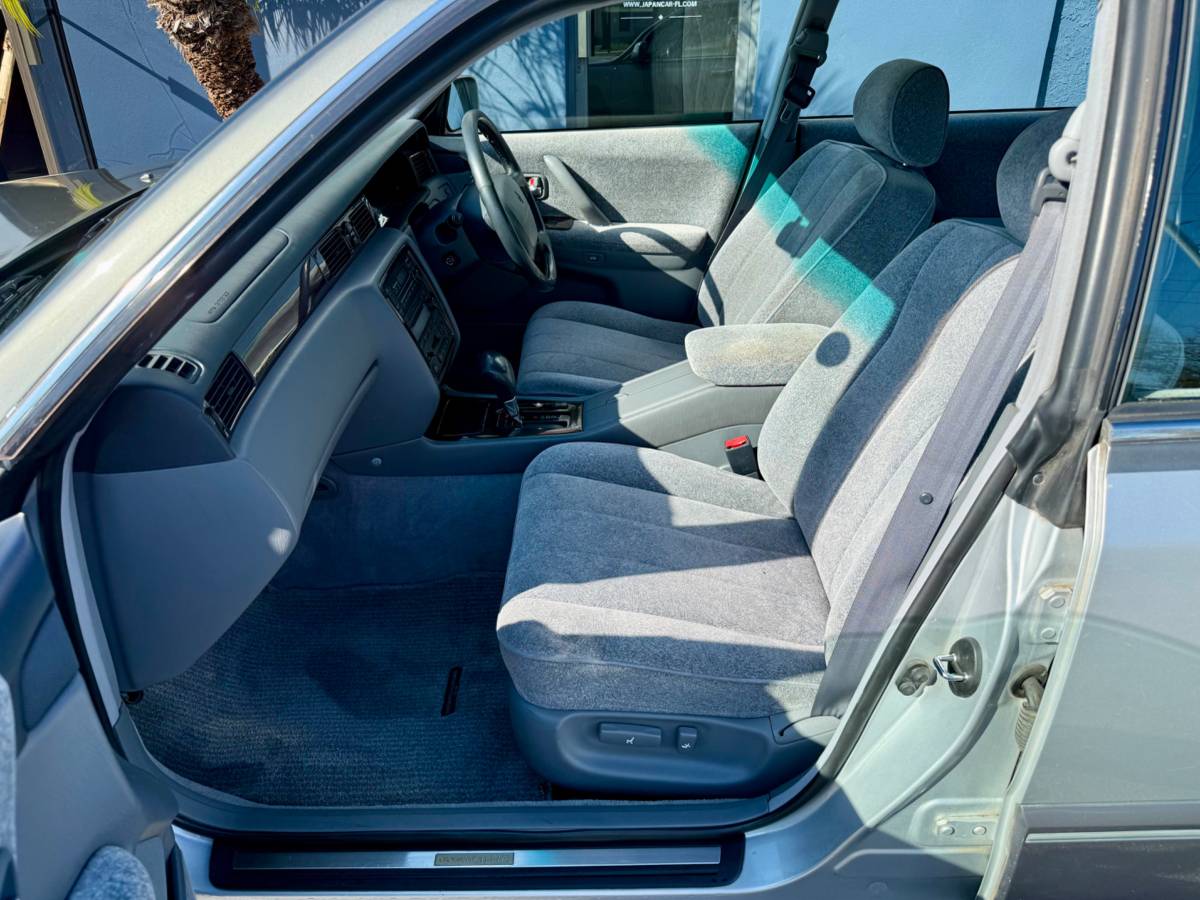 Toyota-crown-majesta-1995-silver-17