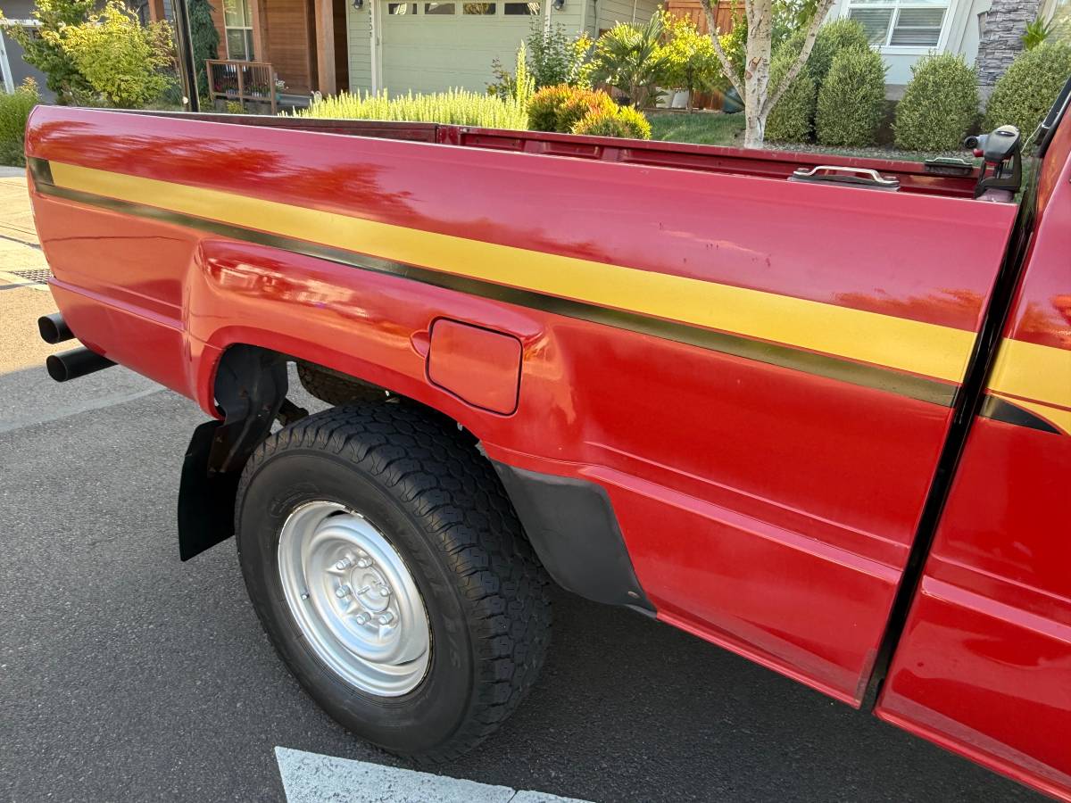 Toyota-deluxe-pickup-x-cab-4x4-1986-red-11