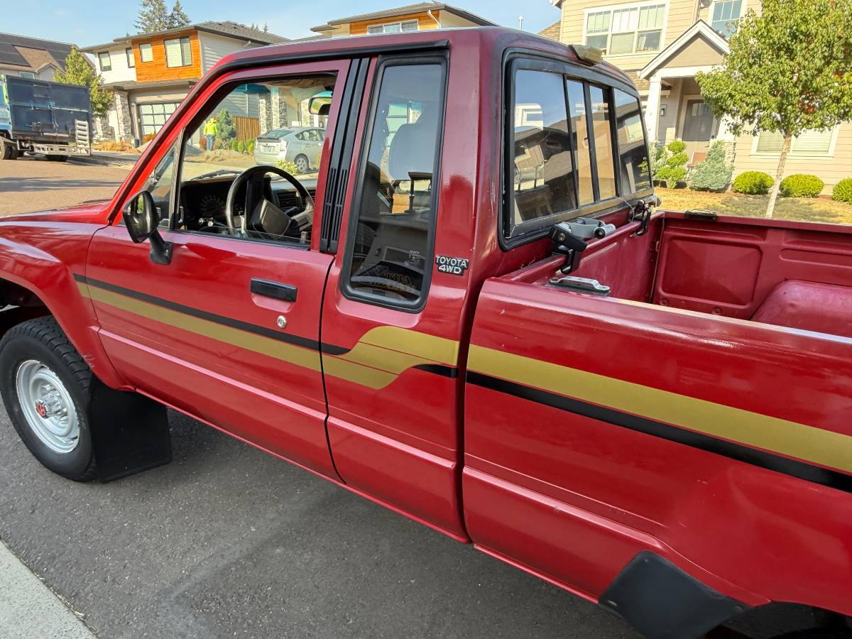 Toyota-deluxe-pickup-x-cab-4x4-1986-red-17