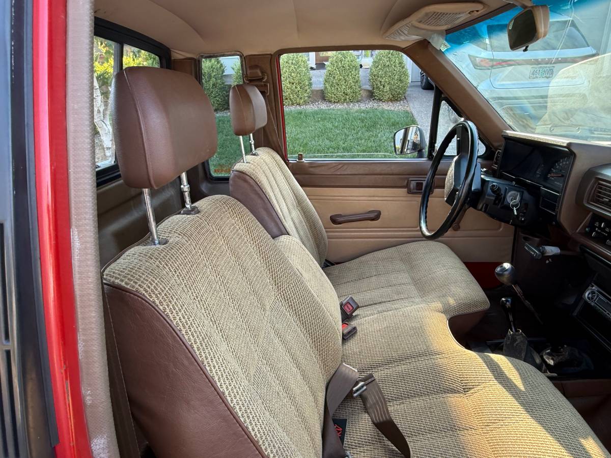 Toyota-deluxe-pickup-x-cab-4x4-1986-red-22
