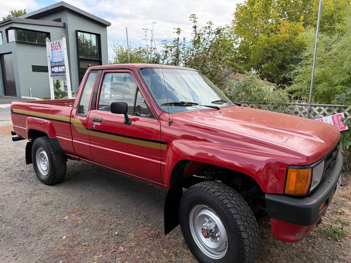 Toyota-deluxe-pickup-x-cab-4x4-1986-red-3