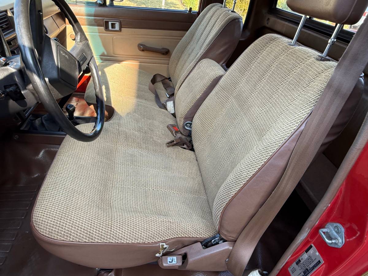 Toyota-deluxe-pickup-x-cab-4x4-1986-red-4