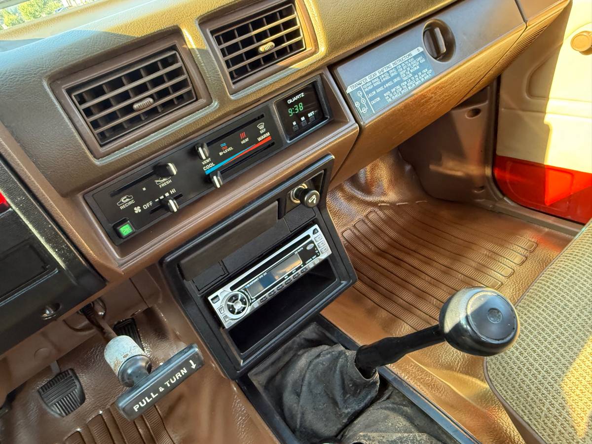 Toyota-deluxe-pickup-x-cab-4x4-1986-red-8