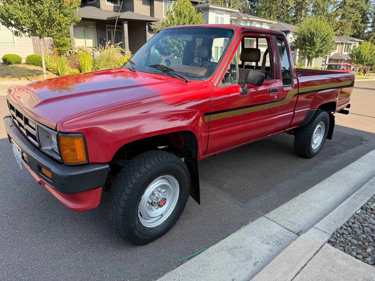 Toyota-deluxe-pickup-x-cab-4x4-1986-red