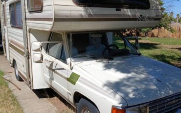 Toyota-dolphin-1984-white-1