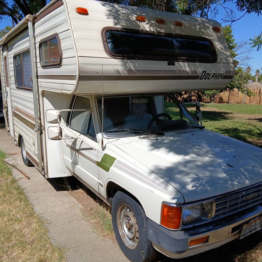 Toyota-dolphin-1984-white-1