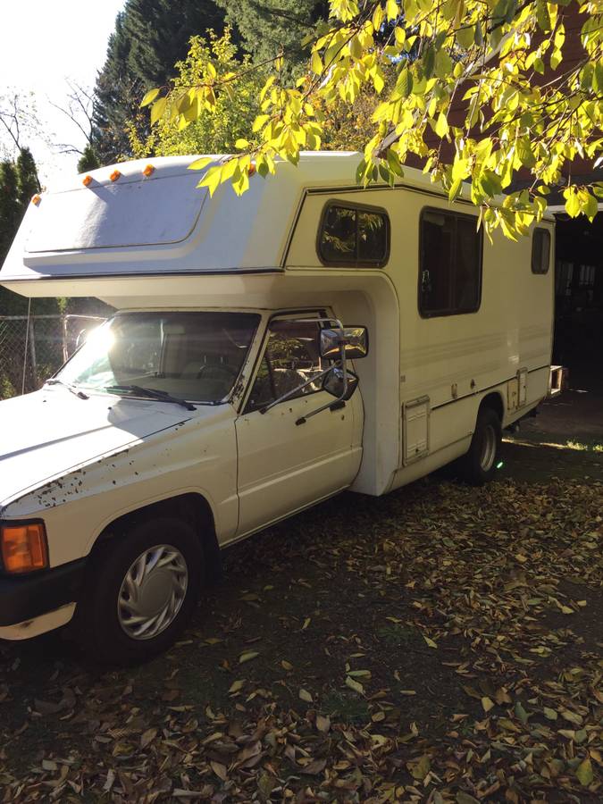 Toyota-dolphin-1984-white-22