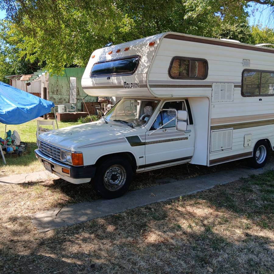 Toyota-dolphin-1984-white
