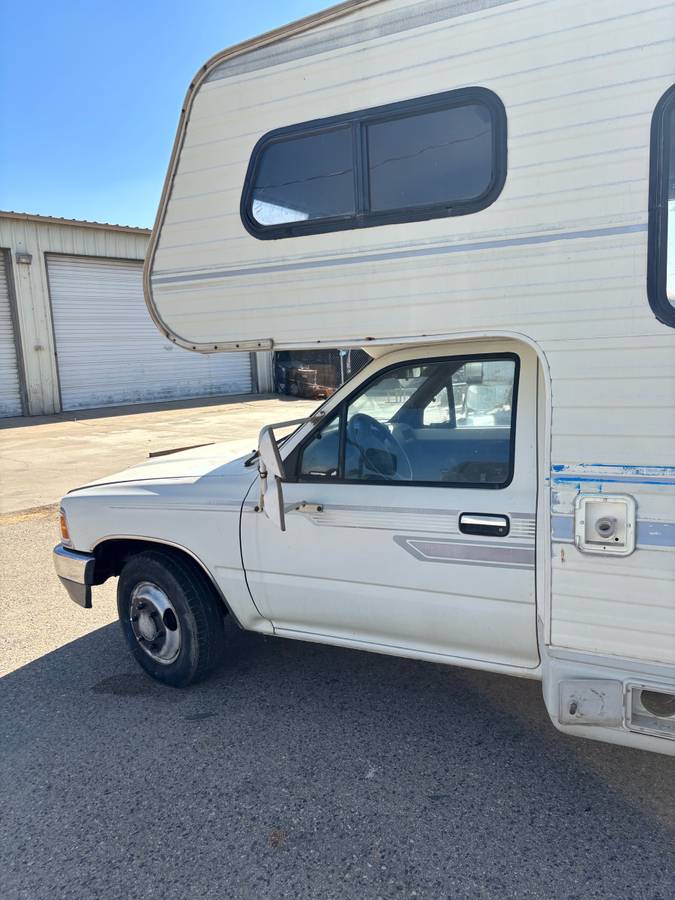 Toyota-dolphin-1992-white-6